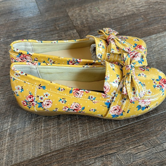 Beacon Mustard Floral Bow Flat Shoes - Picture 13 of 14